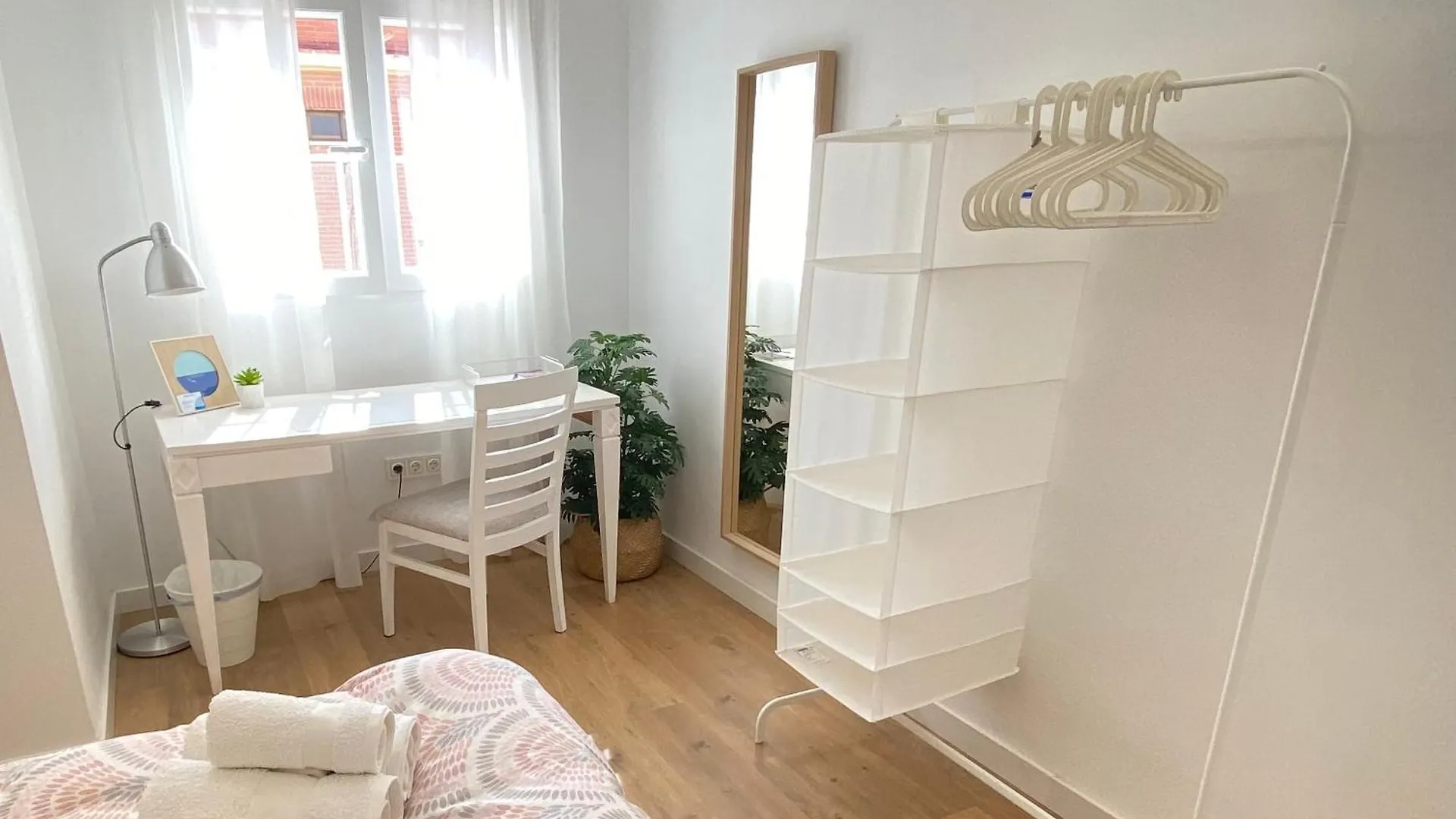 Palace Residence - Habitacion En Apartamento Granada Homestay